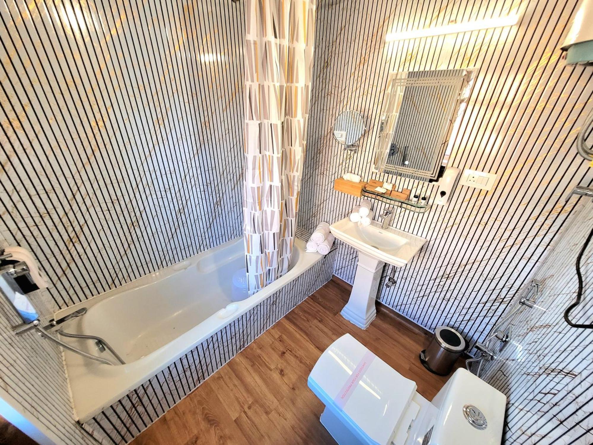 Aziz Palace Group Of Houseboats Сринагар Экстерьер фото